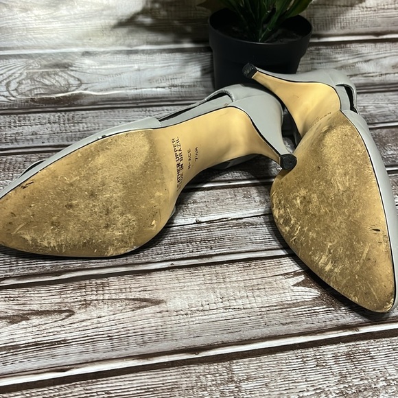 Calico Women's Gray Heels with Bow Detail and side cut out. Size 7.5 - Picture 10 of 11